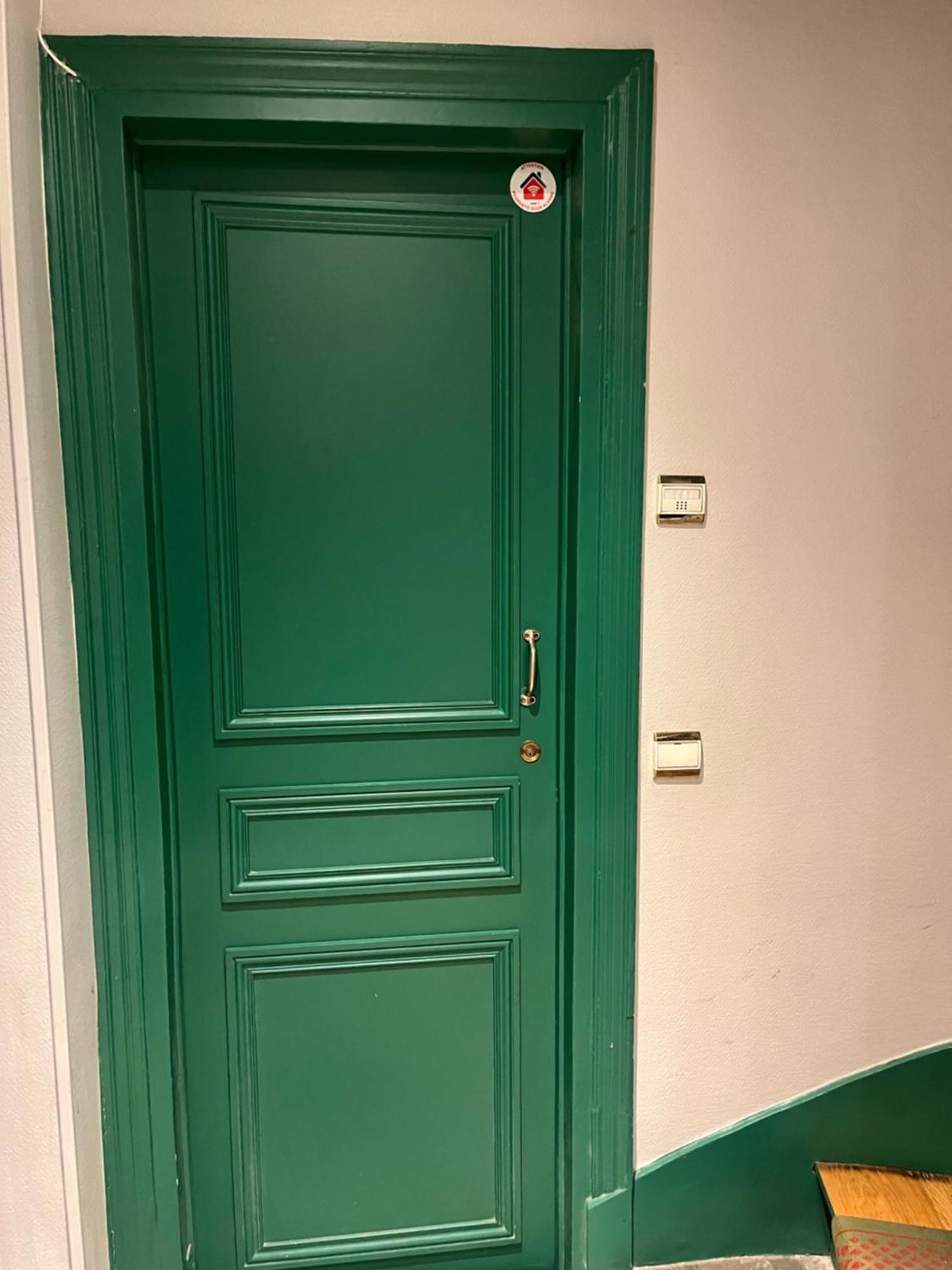 Entier Aux Abbesses - Montmartre - Flat In Montmartre Parijs