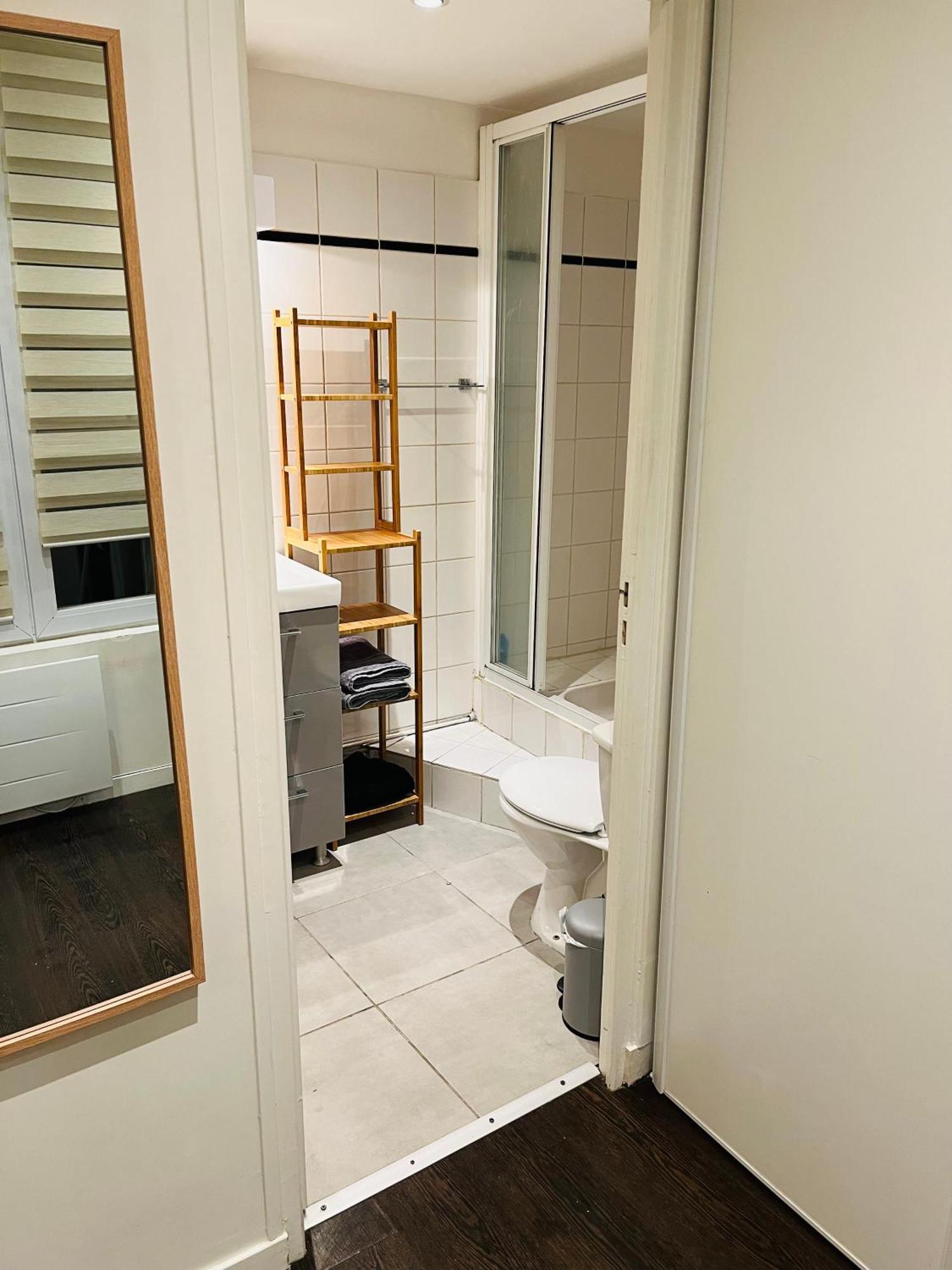 Entier Aux Abbesses - Montmartre - Flat In Montmartre Parijs